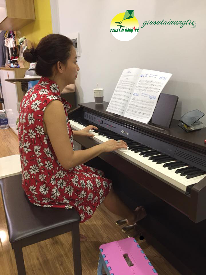 hoc vien hoc piano tai nha