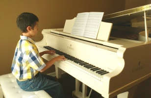 Trẻ biết chơi đàn piano hoặc các nhạc cụ sớm sẽ nhạy bén hơn