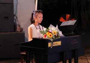 Cần chú ý tư thế tay và tư thế ngồi của trẻ khi học Piano